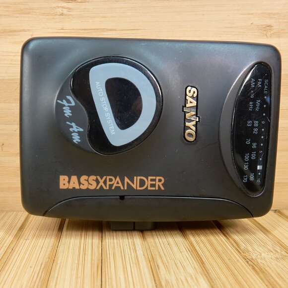 Sanyo MGR-710 AM/FM Portable Cassette Player - Picture 2 of 7